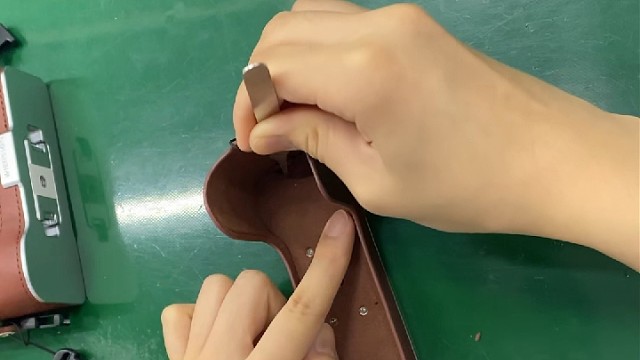 贴缓冲棉垫，皮套元件手工塞棉