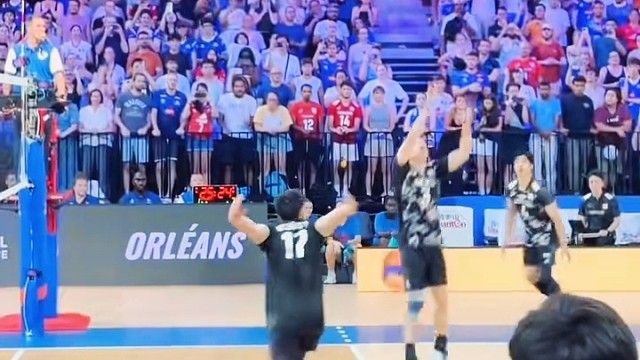 多回合激烈缠斗，飞身救球攻防拉满