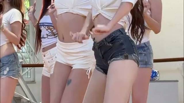 在舞蹈室刻苦练习的女孩们