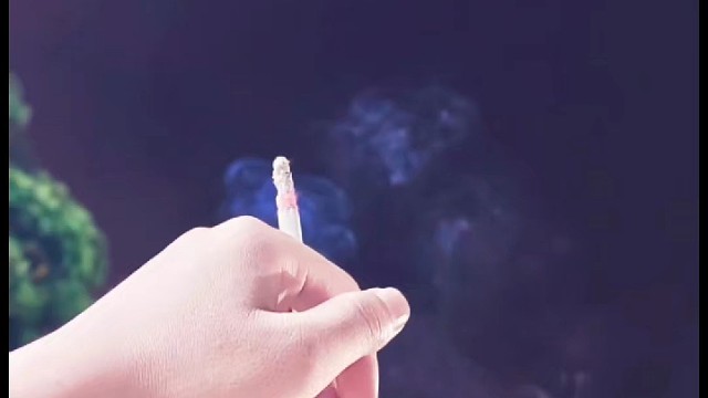 晚风卷走没说出口的话
那页没写完的故事
就先轻轻留在昨天啦
