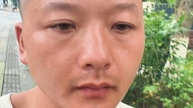 时光匆匆岁月悄，舞步依旧心未老
半生烟火随风绕，一曲情郎慰今朝
#四川舞乐 #姑娘爱情郎