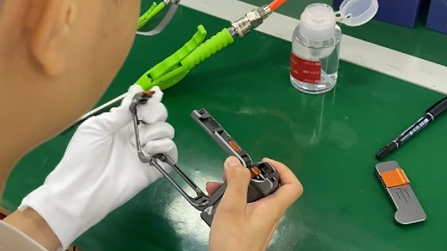 运动相机配件出厂前的质检日常
逐一人工检查，细微划痕仔细排查
坚守品控细节，把合格的产品交付出去