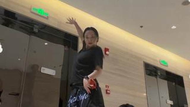 严肃支持哥哥的solo曲 这么好听的歌不来dance一下吗