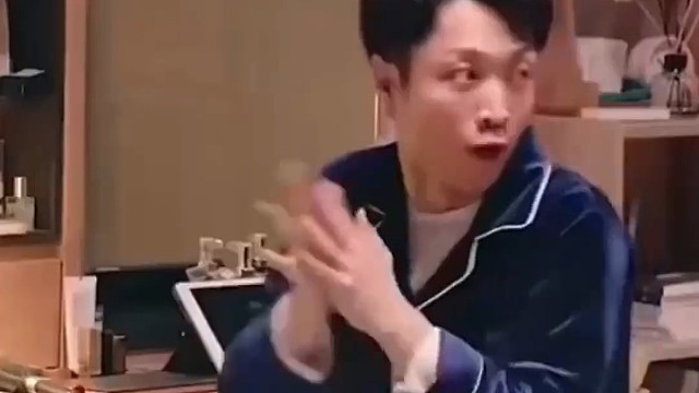 小伙想和妻子交流，结果上床后秒睡