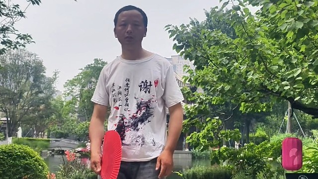 轻摇折扇翩然起舞