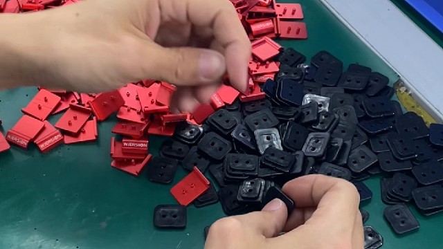 实拍运动相机热靴盖装饰组装过程