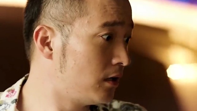 男人上前拦美女，一把抓错地方直接社死