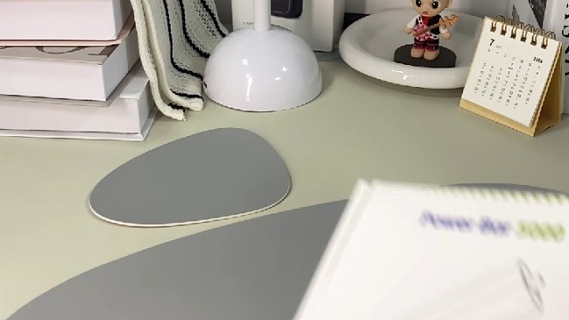充电手柄搭配三脚架，实用性超高，外出拍摄更加省心