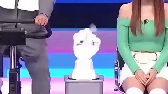 这家伙太坏了，看给美女整的