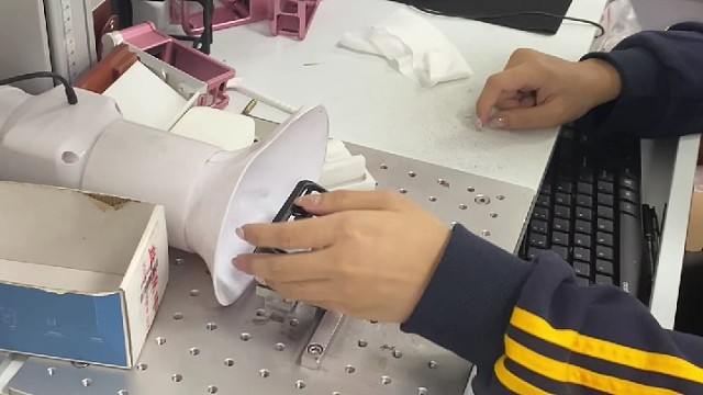 运动相机配件激光雕刻工序日常实拍，金属、塑料材质均可刻印，字体持久清晰