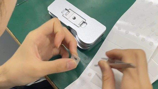 大家往往关注外壳外观，却忽略内里垫片
手工粘贴防滑硅胶垫，就是为了使用的时候稳固牢靠，把体验感落实