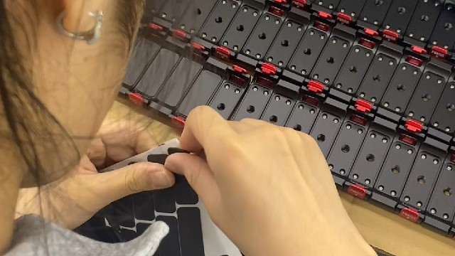 减少运动相机跌落时对相机的伤害，贴好缓冲棉垫是关键