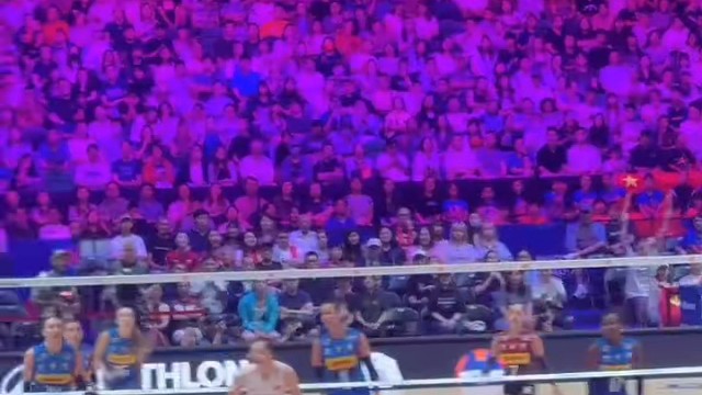 多回合攻防极限拉扯，女排奋力拼搏直击人心