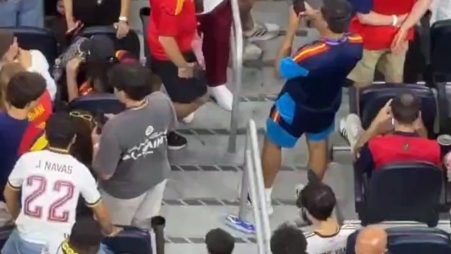 赛后奔赴看台，亚马尔相拥弟弟叙尽情深