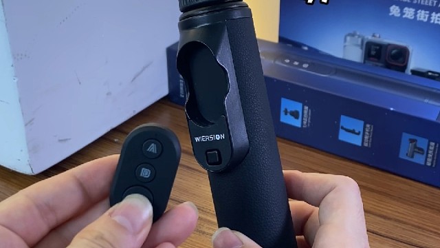 自带蓝牙遥控的自拍杆，一键伸缩弹出，兼容多款运动相机，户外独自拍摄不用来回跑