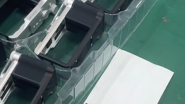 街拍套件内部防护棉手工贴合工序，缓冲减震，避免机身与金属框摩擦刮花，弱化拍摄震动传导