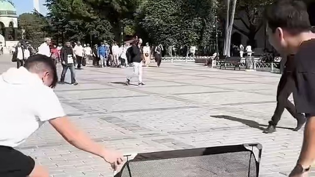 水泥地上踢出的快乐，比在草坪上对决更接地气#足球