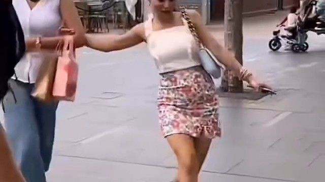 街边趣味射门比拼，围观群众欢声笑语不断#足球