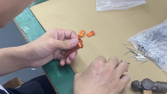 转轴耐久测试实拍
定向插销结构，上万次开合依旧顺滑
做摄影配件，耐用度才是核心