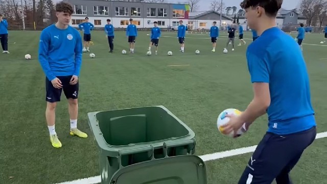约上挚友绿茵场挥洒球技