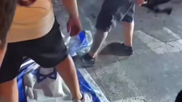西班牙球迷庆祝胜利，踩踏以色列国旗造势#足球#