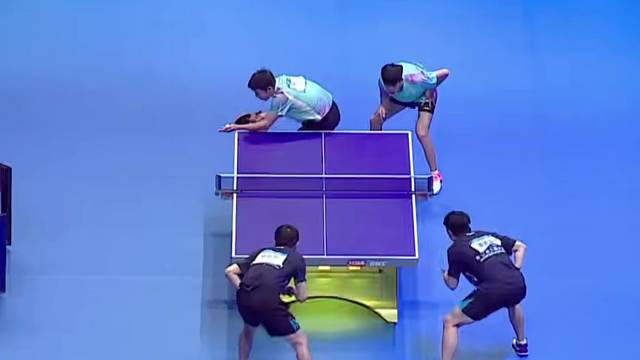 乒超双打赛场欢乐拉满，赛场突发趣味小插曲，一只鞋子意外亮相场边，对局看点十足#乒乓球