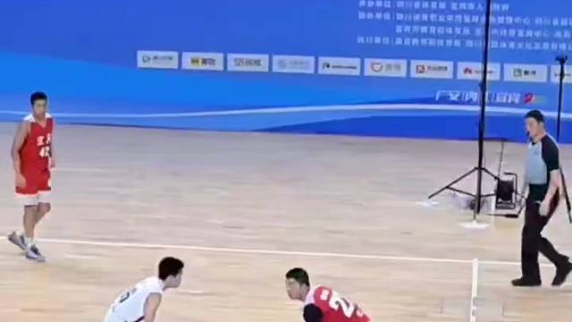 省运会甲组赛事打响，宜宾22号全场稳定输出，流畅运球带动节奏，成为队伍进攻核心#篮球