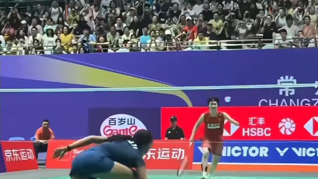 在羽毛球赛场上，每一次挥拍都凝聚着不屈的信念。