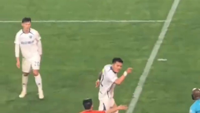 进球之外另有高光，这一刻点燃全场满腔热血