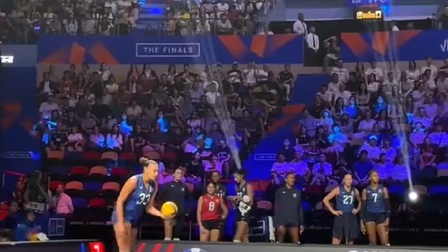历经五局激烈比拼，中国女排战胜美国队，向着四强继续前行