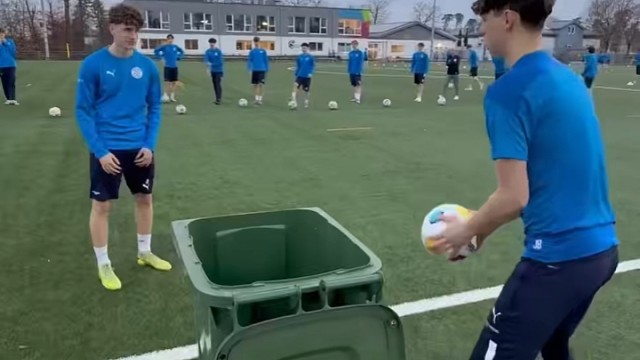 只要踢不进就会被球雨暴击 #足球