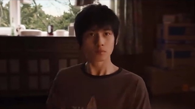 女孩洗完澡穿的凉快，漏出好身材，小伙看得口水直流