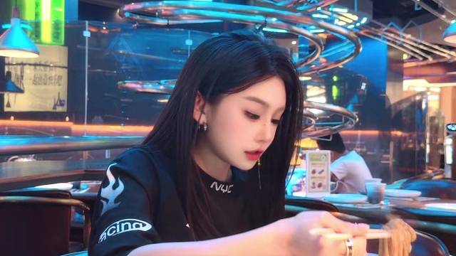 《吃遍上海滩》系列：主播梦鸽走访SPACELAB 失重餐厅 #上海主播  #梦鸽  #女歌手#上海滩