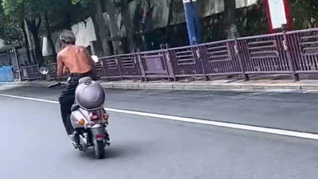  快乐有时候就是这么简单快乐有时候就是这么简单#搞笑视频#欢乐趣事#户外