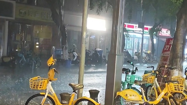 暴雨倾盆√