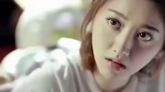 小伙这操作让女人太尴尬了