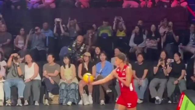 瓦尔加斯后仰蓄力弧度拉满，暴力重扣直击地板，感受世界级接应的强大威力#排球