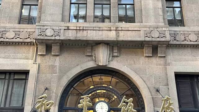 身处和平饭店北楼，正是《繁花》里宝总常年办公的地方。九十年代，阿宝租下这里的英国套房，化身宝总
