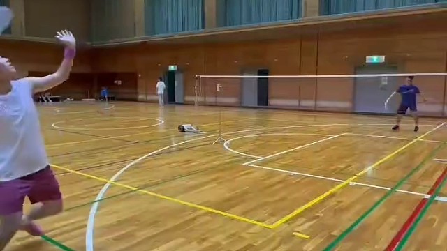 这记标志的杀球，引拍幅度拉满，场上最极致的风景线#羽毛球