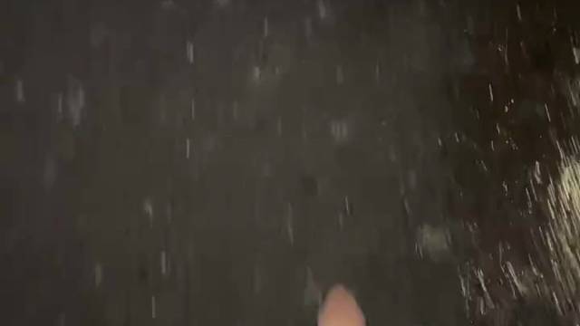 你是会和我一起淋雨还是会骂我有病