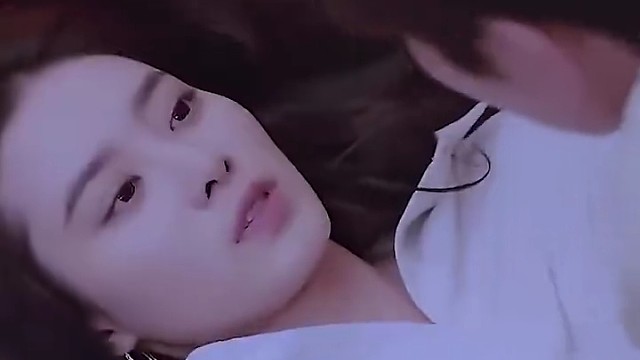 男子帮女神打走流氓，女神竟然脱衣答谢他