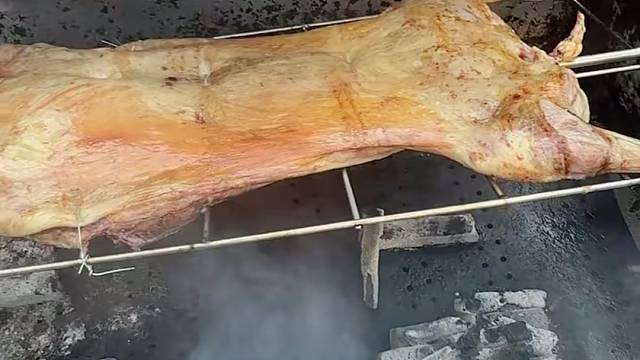 今天整个小羊烤全羊