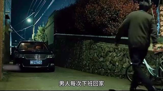 窝囊男的看着老婆和别人在车里偷腥