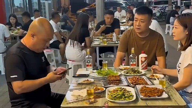 旁边的男士们都握紧拳头了