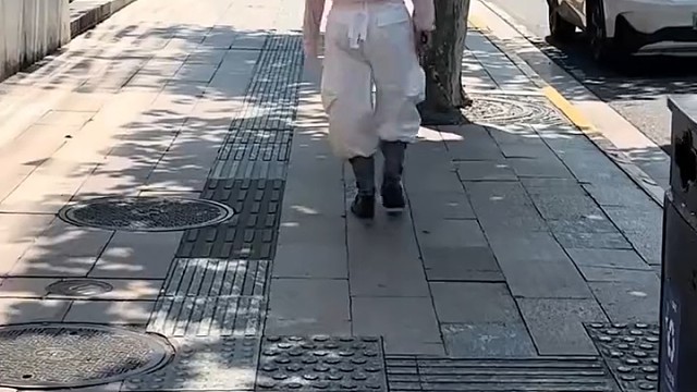 女子穿着一身的新衣服出门，却把吊牌全都露在外面，网友：自己不会觉得尴尬吗