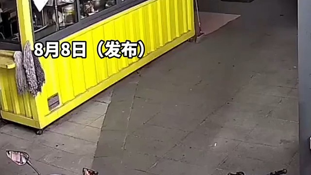 小孩趁大人不注意爬上电动车，直接拧油门冲了出去