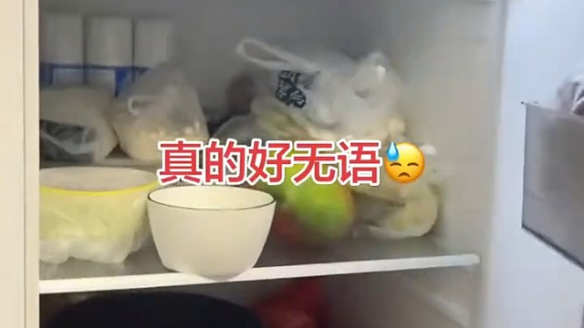 女子打开家里老人用的冰箱 发现还有鸡饲料在里面放着 女子直呼：我真的无法接1