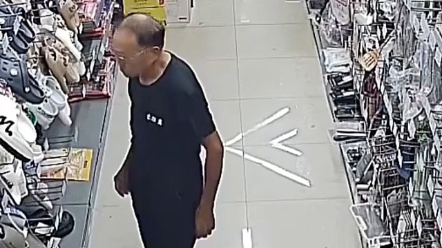 老人到超市买鞋 直接到鞋区穿了双新鞋 没付钱就走了 网友：一看就是惯犯1