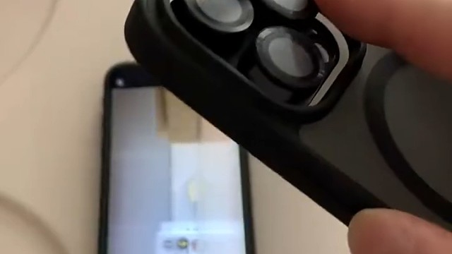 男子买到一个折射手机壳，手机平放也可以实现侧面拍摄，网友：什么场景能用得上这个1