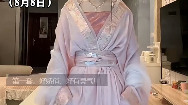女子穿汉服做了两种发型问网友，哪个更适配这套衣服，网友1最好，2其次有点像观音”